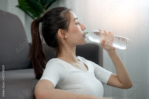 Φωτογραφία woman drinking water after exercise to fill dehydration