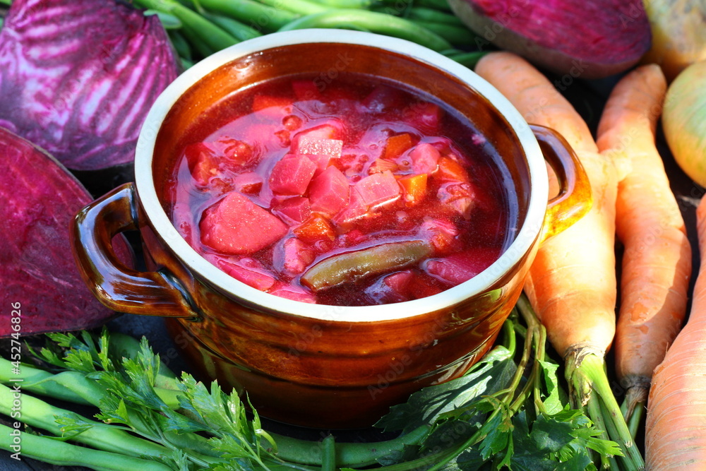 Barszcz ukraiński - tradycyjna zupa z czerwonych buraków i warzyw - obrazy, fototapety, plakaty 