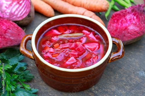 Barszcz ukraiński - tradycyjna zupa z czerwonych buraków i warzyw