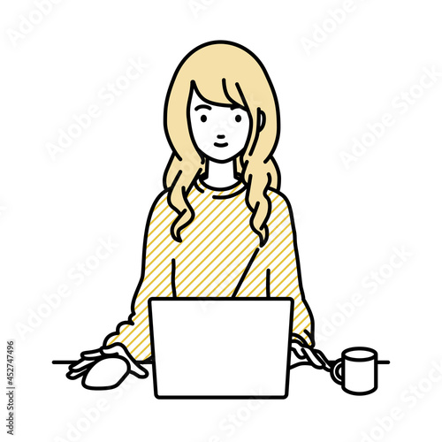 デスクで座ってPCを使っているリモートワークの女性