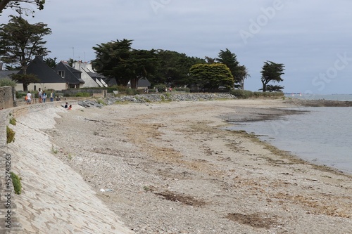 La plage de sable de Sarzeau le long de l'ocean Atlantique, ville de Sarzeau, departement du Morbihan, region Bretagne, France photo