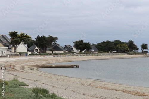 La plage de sable de Sarzeau le long de l'ocean Atlantique, ville de Sarzeau, departement du Morbihan, region Bretagne, France photo