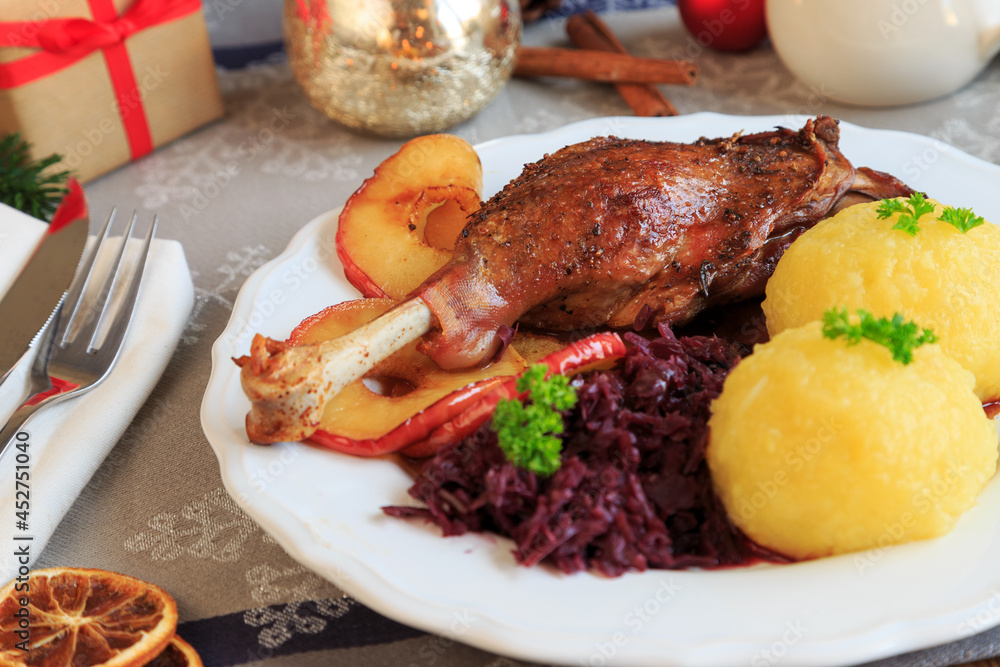 Gänsekeule mit Rotkohl und Klößen Gänsekeule mit Rotkohl und Klößen