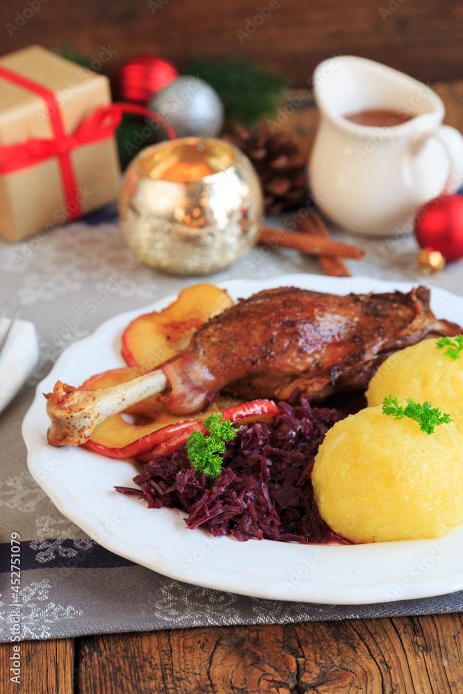 Gänsekeule mit Rotkohl und Klößen Gänsekeule mit Rotkohl und Klößen