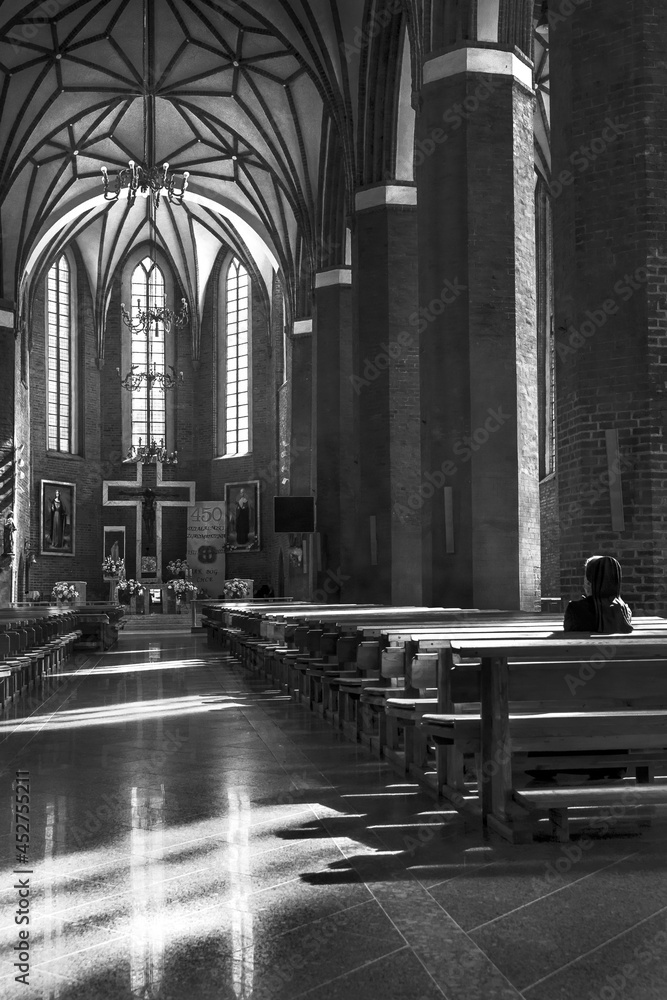 czarno- białe pionowe ujęcie wnętrza bazyliki św. Katarzyny Aleksandryjskiej w Braniewie 