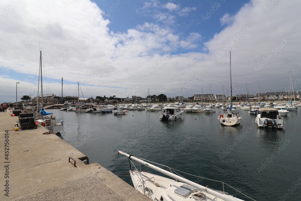 Fototapeta premium Bateaux dans le port de Saint Jacques le long de l'ocean atlantique, ville de Sarzeau, departement du Morbihan, region Bretagne, France