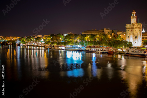 Caminando por Sevilla de noche