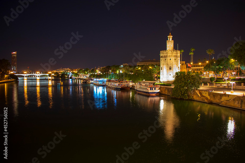 Caminando por Sevilla de noche