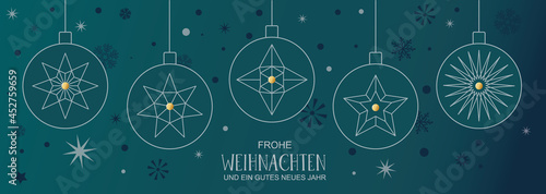 Weihnachtsdekoration mit Christbaumkugeln und deutschem Text auf grünem Hintergrund