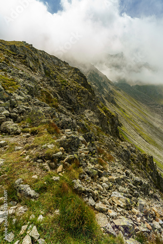 wandern im Rhätikon, zwischen hohen Bergen geht es über steinige Wege zwischen alpinen Weiden hinauf zu den zerklüfteten Bergen. alpine Landschaft im Montafon, Vorarlberg, Austria