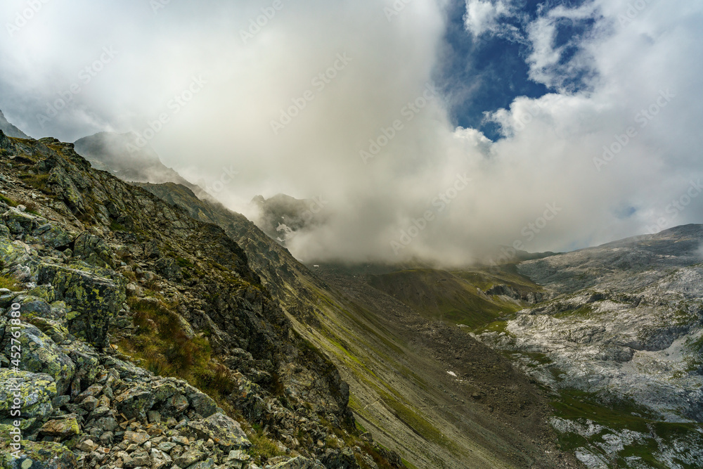 wandern im Rhätikon, zwischen hohen Bergen geht es über steinige Wege zwischen alpinen Weiden hinauf zu den zerklüfteten Bergen. alpine Landschaft im Montafon, Vorarlberg, Austria