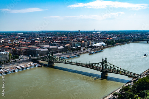Ponte della Libertà della capitale ungherese Budapest, con lo sfondo della città scattato in un pomeriggio estivo