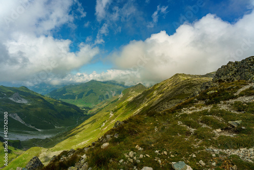 Fototapeta Naklejka Na Ścianę i Meble -  wandern im Rhätikon, zwischen hohen Bergen geht es über steinige Wege zwischen alpinen Weiden hinauf zu den zerklüfteten Bergen. alpine Landschaft im Montafon, Vorarlberg, Austria