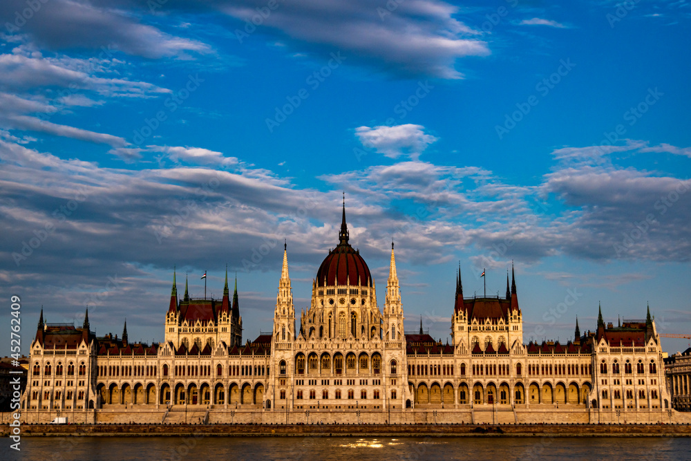 Scatto del parlamento Ungherese di profilo durante il tramonto in una sera d'estate
