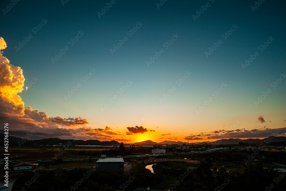 Fototapeta premium Pôr do sol nas montanhas em Itajaí - Paisagem natural