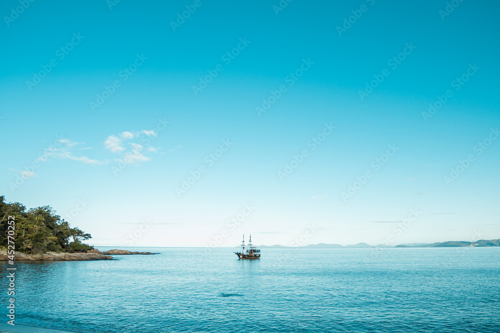 Mar calmo com barco pirata e céu azul - Paisagem natural