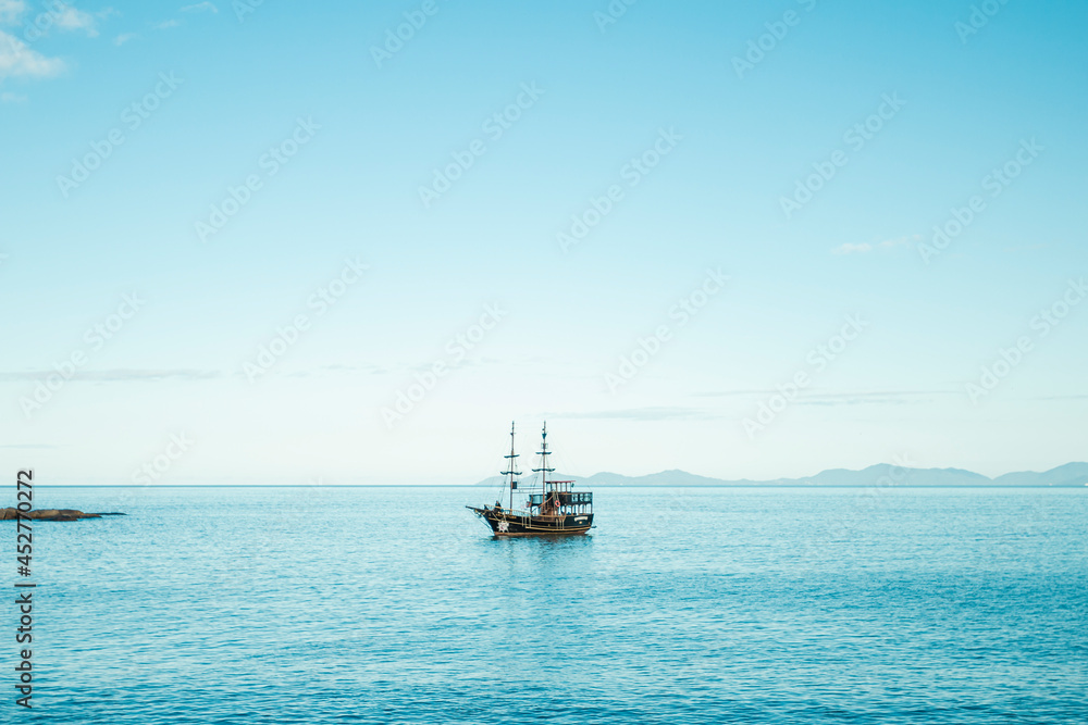 Mar calmo com barco pirata e céu azul - Paisagem natural