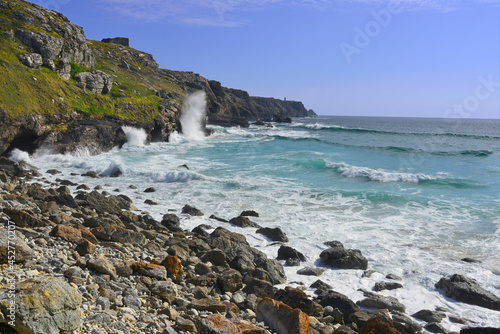 Festival d'écume à marée montante sur les roches de la plage de Pen Hat à Camaret-sur-Mer (29570), département du Finistère en région Bretagne, France