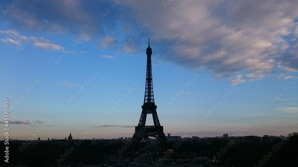 Naklejka premium Eiffel tower at sunset