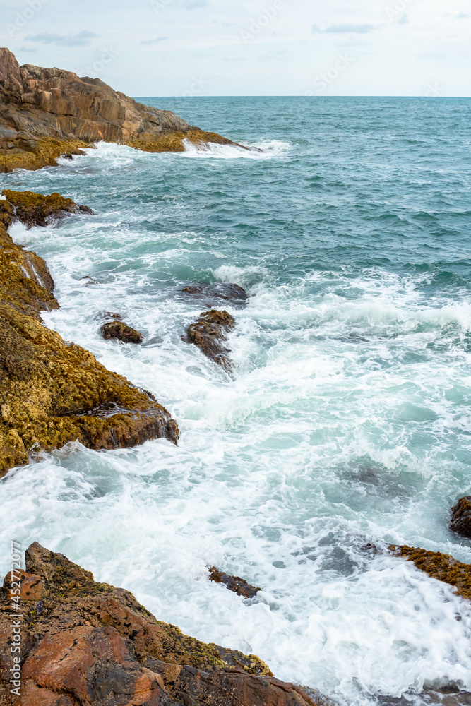 Vista para o mar com água batendo nas rochas - Paisagem natural