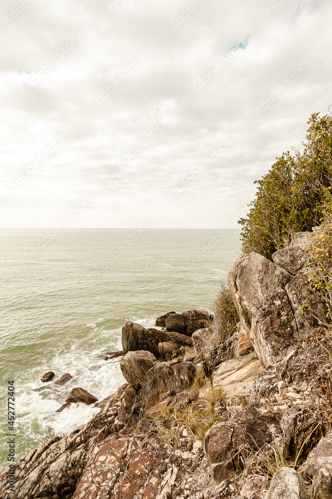Vista para o mar com rochas - Paisagem natural