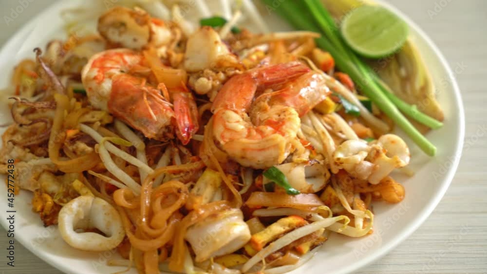 Pad Thai Seafood - Stir fried noodles with shrimps, squid or octopus and tofu in Thai style Pad Thai Seafood - Stir fried noodles with shrimps, squid or octopus and tofu in Thai style