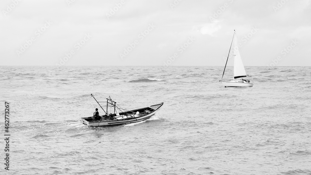 Barco navegando em alto mar - Preto e branco