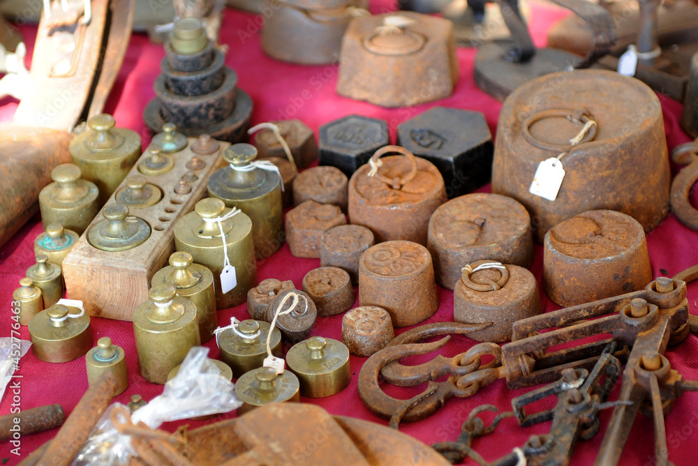 Pesas de bronce y pesas oxidadas antiguas a la venta en un mercadillo de  objetos usados y de segunda mano. Conjunto de medidas de peso viejas Stock  Photo | Adobe Stock