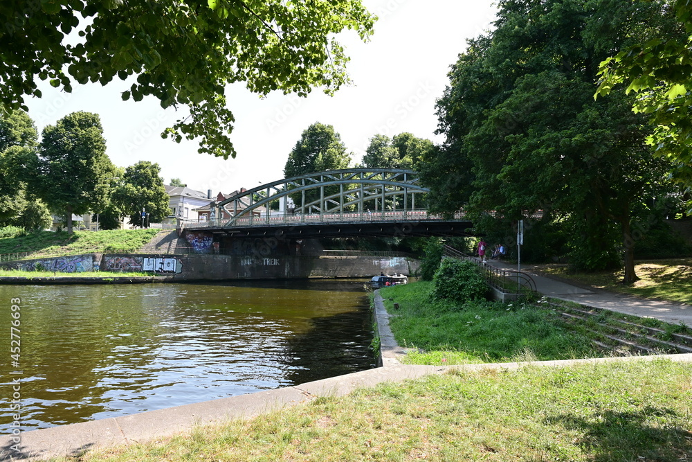 Blick auf den Krähenteich und die Mühlenbrücke in Lübeck