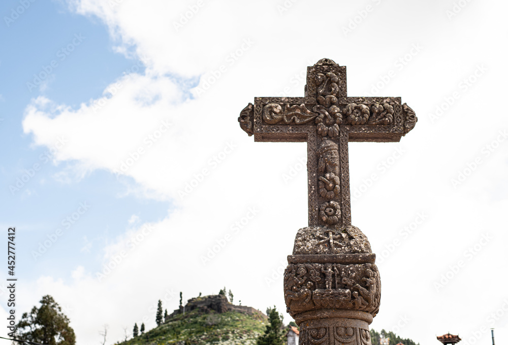 Steinernes Kruzifix, Jesus am Kreuz mit Totenköpfen, Cruz de Tejeda auf Gran Canaria