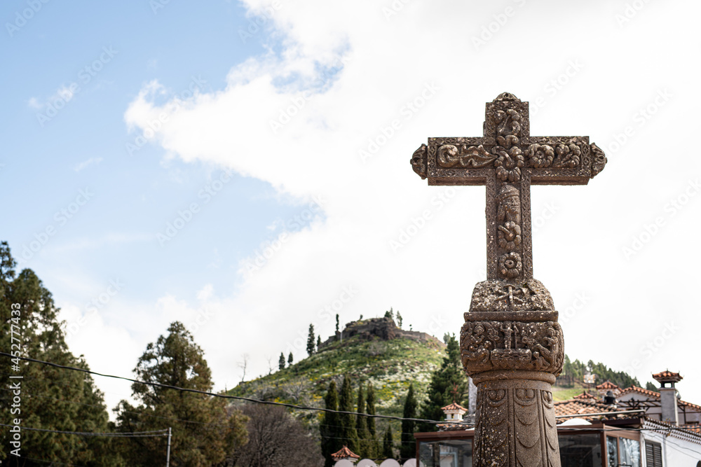Steinernes Kruzifix, Jesus am Kreuz mit Totenköpfen, Cruz de Tejeda auf Gran Canaria