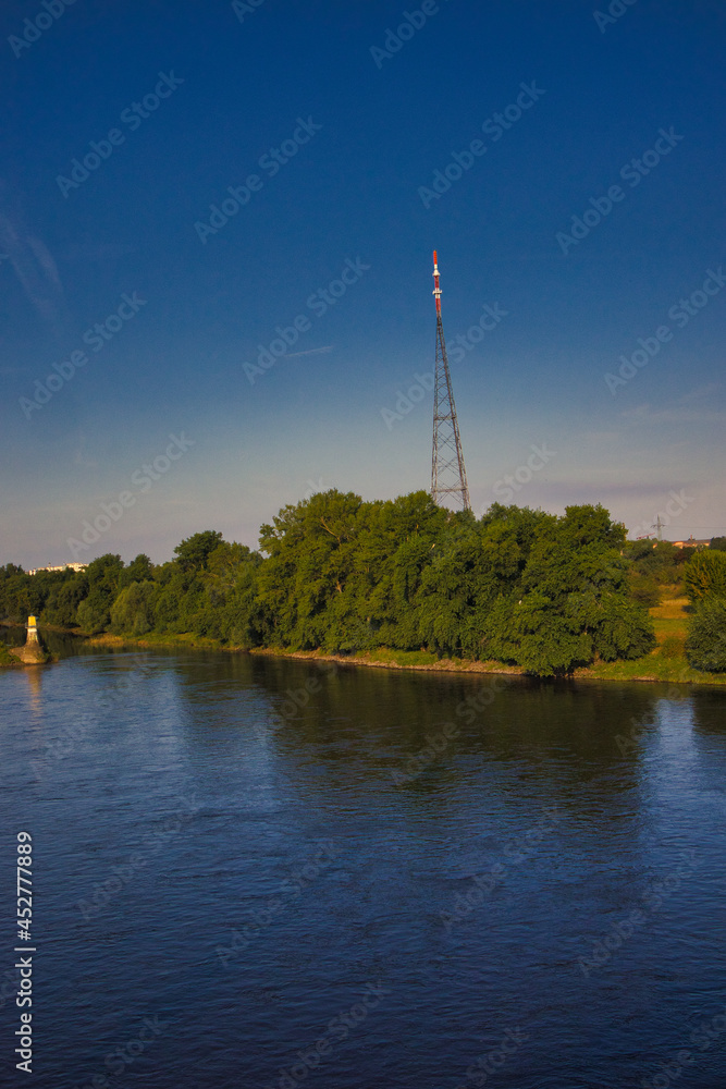 Blick von der Herrenkrug Brücke, Hängebrücke auf den Funkturm und auf die Elbe in Magdeburg, Sachsen Anhalt, Deutschland