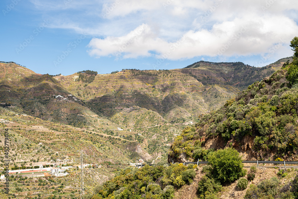 Ausblick auf kanarische Berglandschaft, Roque Nublo und Roque Bentayga bei strahlendem Sonnenschein und blauem Himmel
Ausblick auf kanarische Berglandschaft, Roque Nublo und Roque Bentayga bei strahlendem Sonnenschein und blauem Himmel