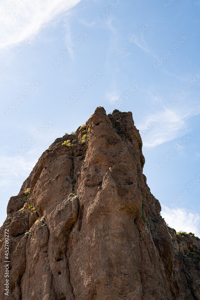 Ausblick auf kanarische Berglandschaft, Roque Nublo und Roque Bentayga bei strahlendem Sonnenschein und blauem Himmel
