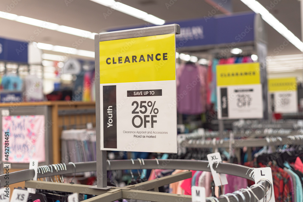 25 percent off clearance sign on a round clothing rack at fashion store in America - obrazy, fototapety, plakaty 