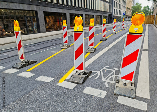 Verkehrszeichen lenken den Fahrradweg auf der Starßen innerhalb der Innenstadt um