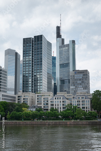 Wysokie wieżowce, nowoczesna metropolia. Frankfurt nad Menem