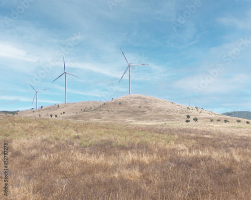 planície com turbina de vento energia eólica © Diogo
