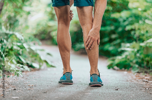 Fotografia Muscle pain sports injury runner man touch leg calf in pain