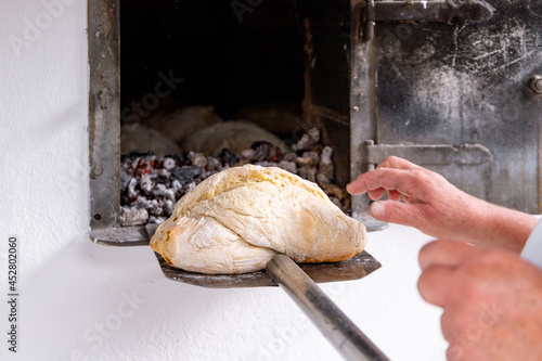 Pão em forno de lenha photo