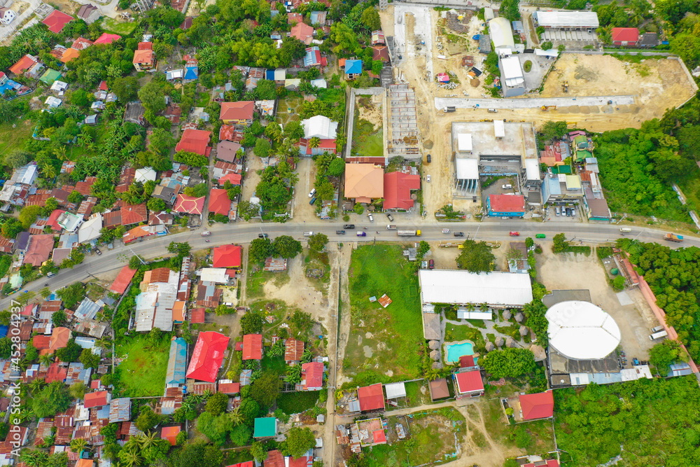 フィリピン、セブ島の近くにあるマクタン島をドローンで撮影した空撮写真 Aerial view of Mactan Island, near Cebu, Philippines, taken by drone.