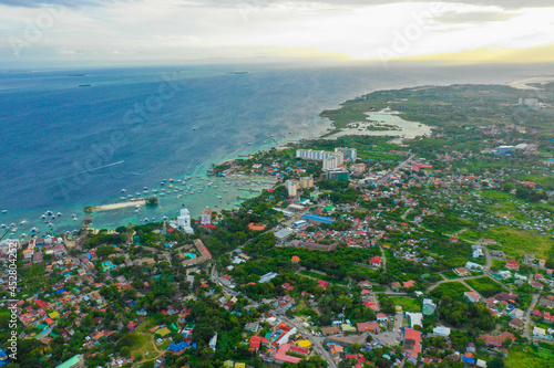 フィリピン、セブ島の近くにあるマクタン島をドローンで撮影した空撮写真 Aerial view of Mactan Island, near Cebu, Philippines, taken by drone.