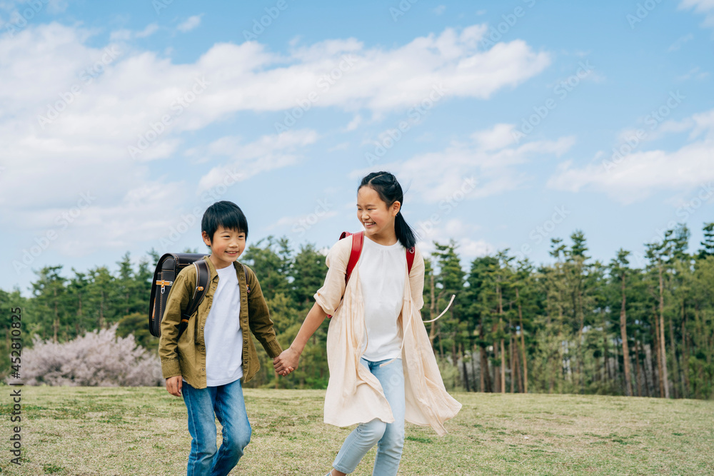 通学・下校・走る小学生
