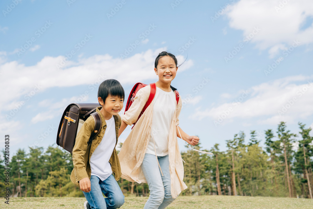 通学・下校・走る小学生
