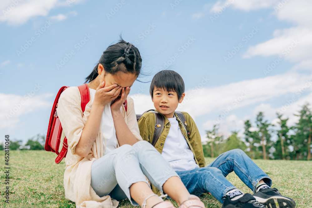 泣く女の子を慰める男の子
