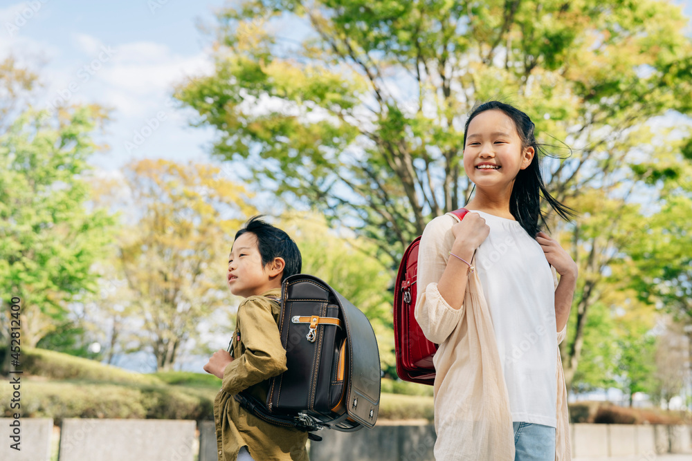Fototapeta premium 新緑と男女の小学生 