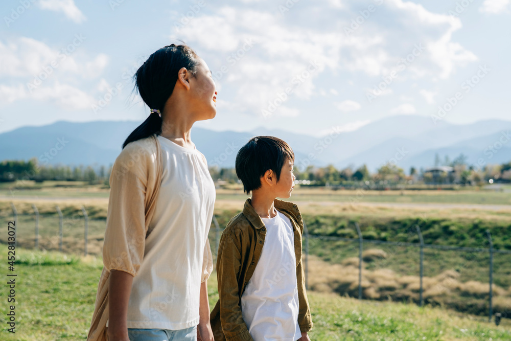 道を歩く小学生(上半身)
道を歩く小学生(上半身)