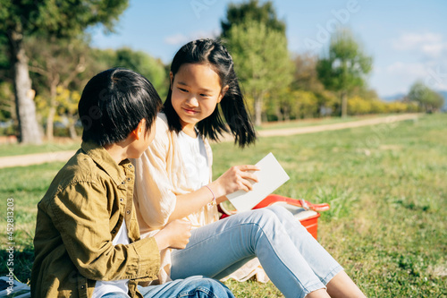 本を読む小学生（笑顔） 