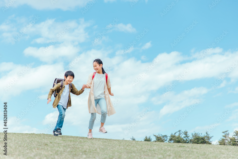公園を走る小学生
公園を走る小学生