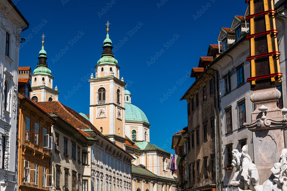 スロベニア　リュブリャナの旧市街のタウンスクエアから見える聖ニコラオス大聖堂